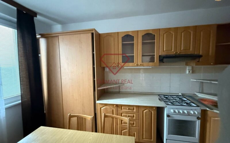 Na predaj 1 izbový byt s BALKÓNOM a PIVNICOU v centre mesta Šaľa.