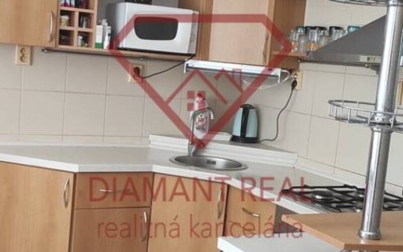 Na predaj 3 izbový byt prerobený na 4 izbový + garáž v Seredi.